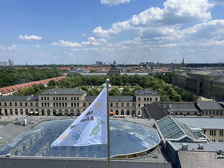 Einen einmalige Ausblick bietet das Riesenrad auf dem benachbarten Wittelsbacher Platz (©Foto. Martin Schmitz)